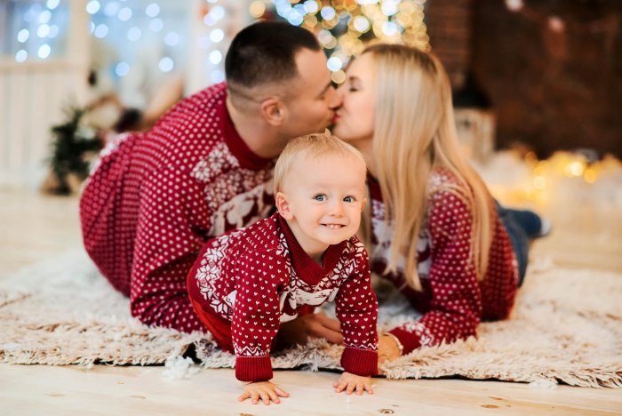 Новогодняя фотосессия у елки семейная