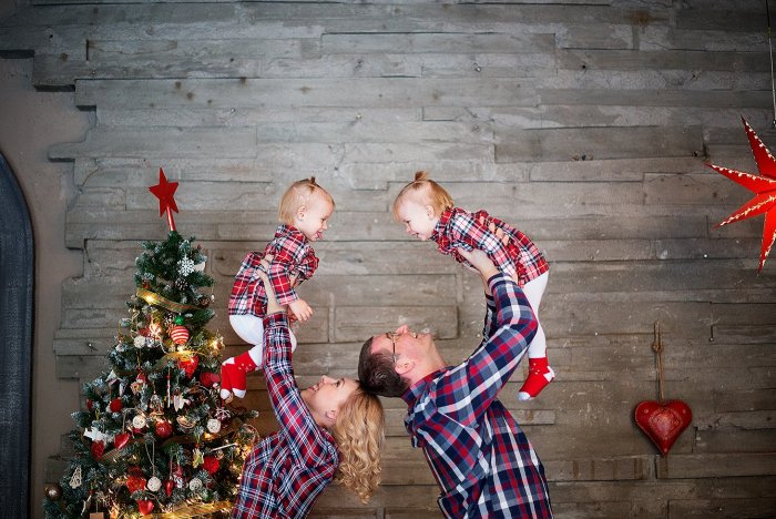 Новогодняя фотосессия семьи в студии