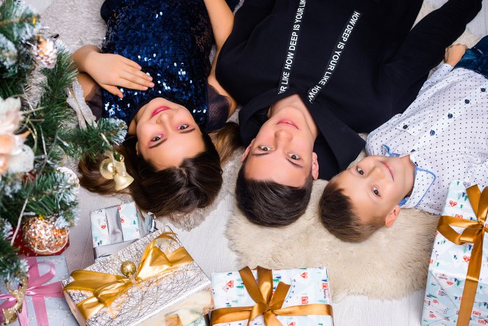 Новогодняя семейная фотосессия в лесу