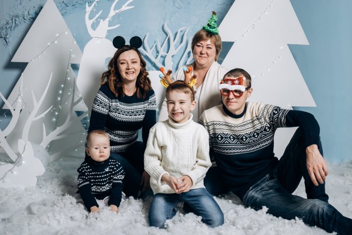 Семейная Новогодняя фотосессия в студии из 4 человек