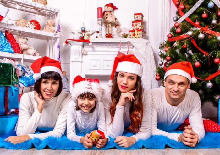 Семья у елки