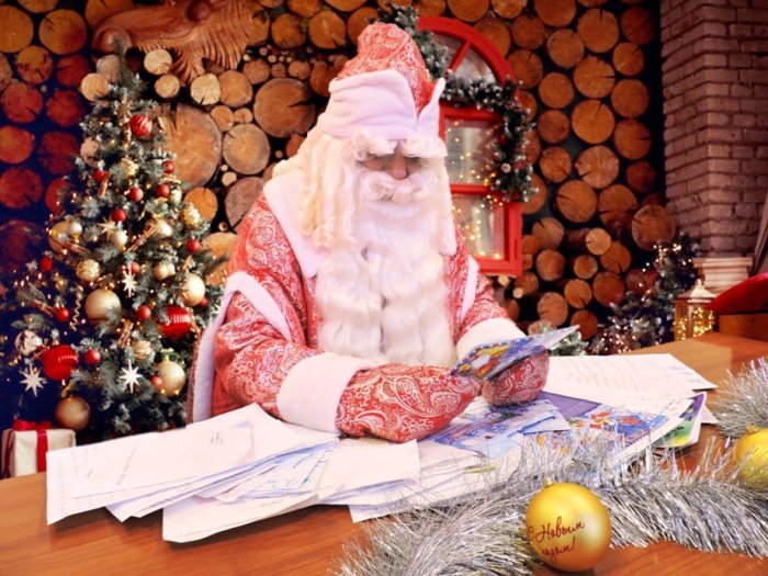 Новогодняя елка и Санта Клаус