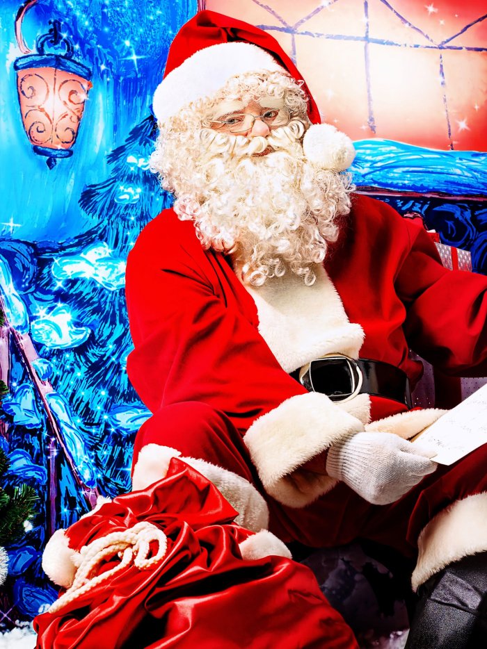 Дед Мороз с телефоном на белом фоне