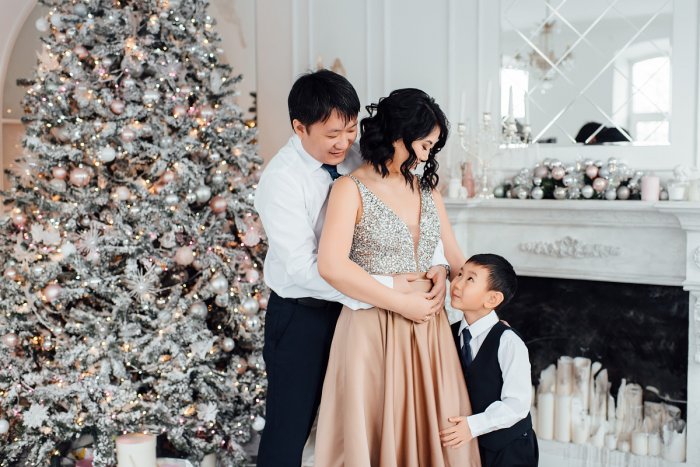 Новогодняя фотосессия в малиновом цвете семьей