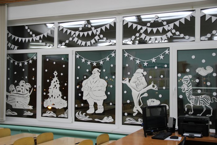 Украшение окон на новый год в школе