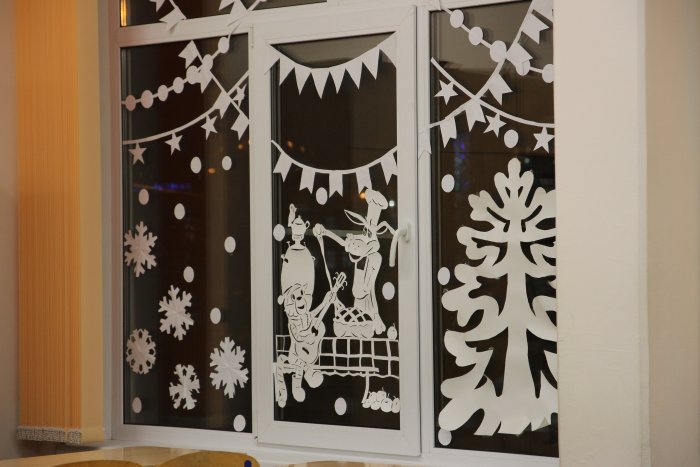 Украшение окон на новый год 2021 в школе