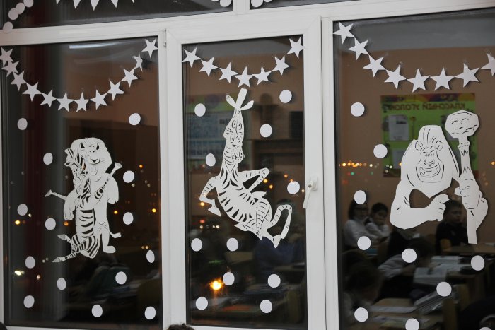 Украшение окон в школе