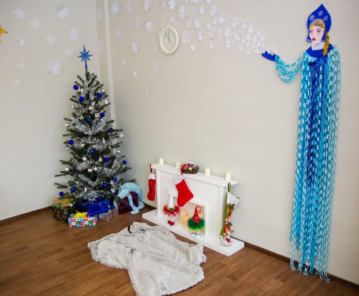 Новогоднее креативное украшение классной комнаты