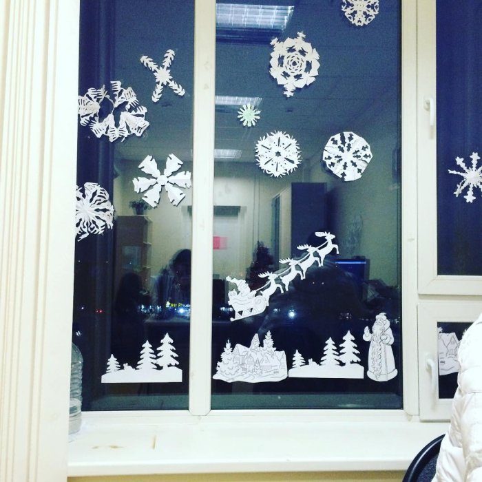 Украшение окон офиса к новому году