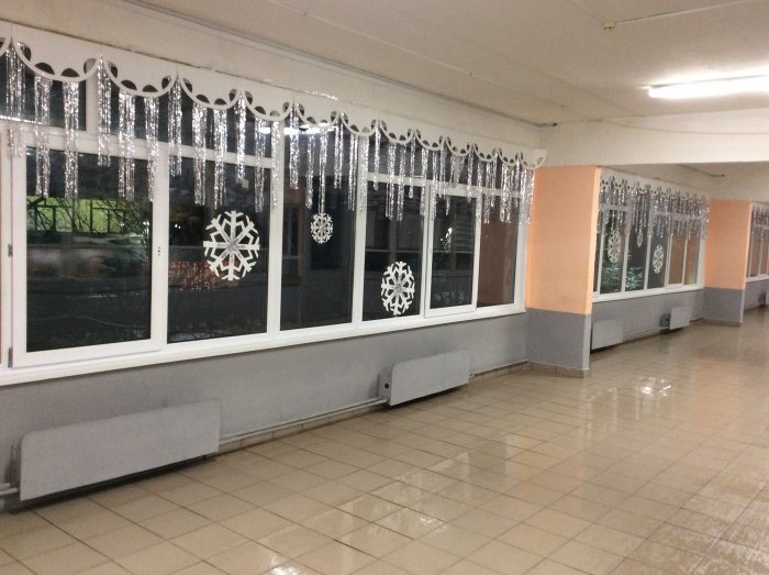 Украшения окна в школе в коридоре