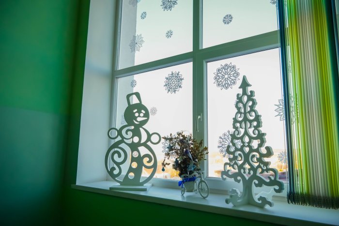 Оформление окон школы к новому году 2022 в стиле