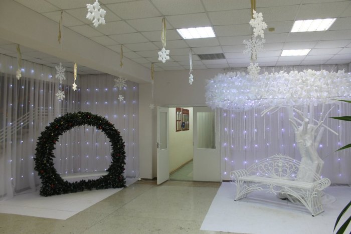 Украшение зала в учреждении