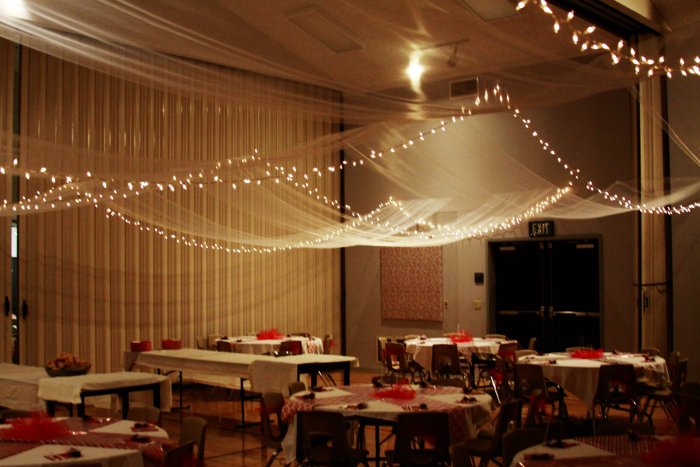 Украшение потолка серпантином