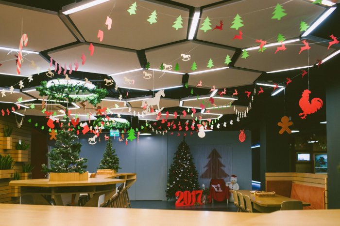 Украшение офиса на новый год