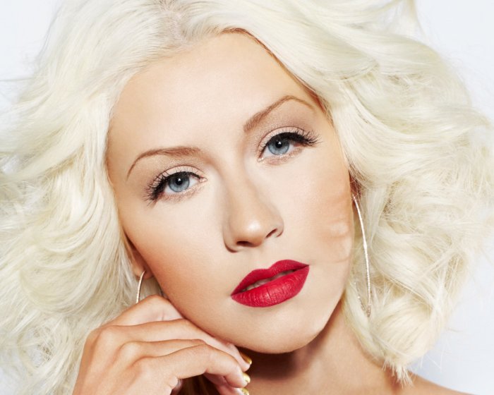 Макияж с акцентом на губы для блондинок