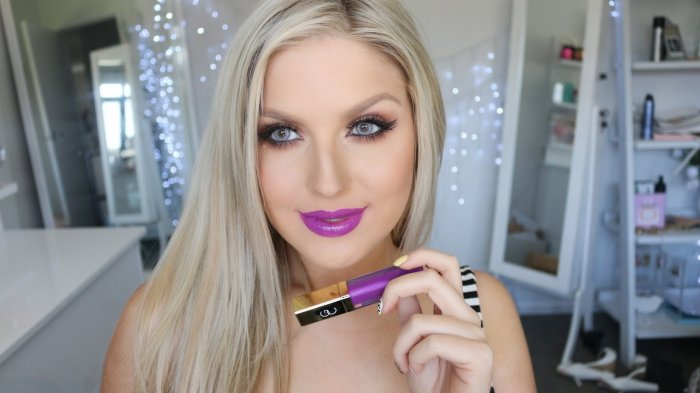 Сиреневая помада для блондинок