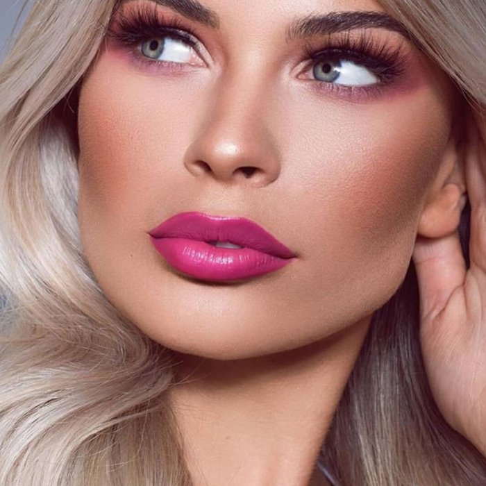 Розовая помада для блондинок