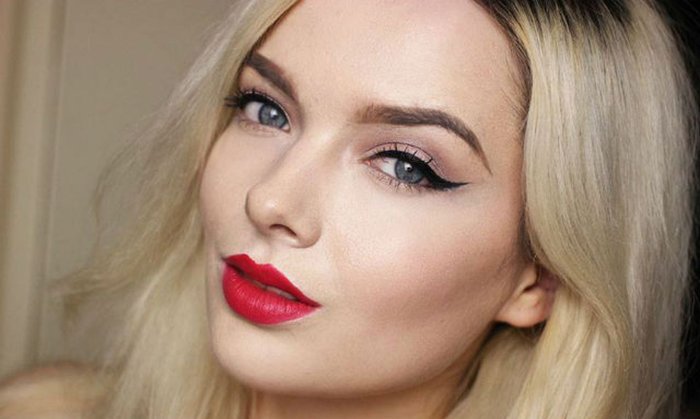 Яркая помада для блондинок