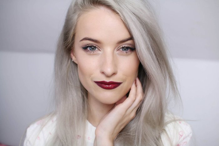 Пепельные волосы и голубые глаза