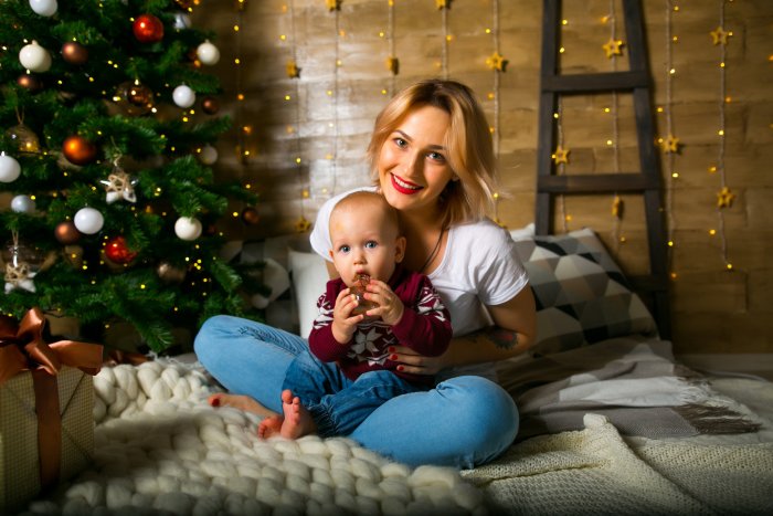 Фотосессия в бежевых тонах семейная Новогодняя