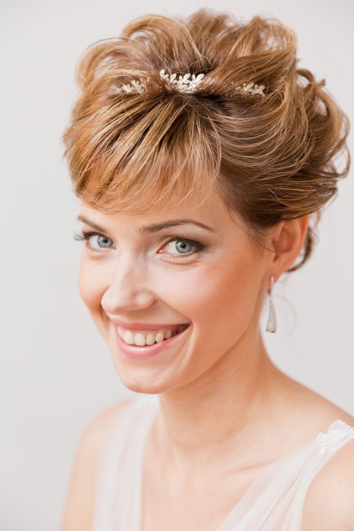 Прически на короткие волосы