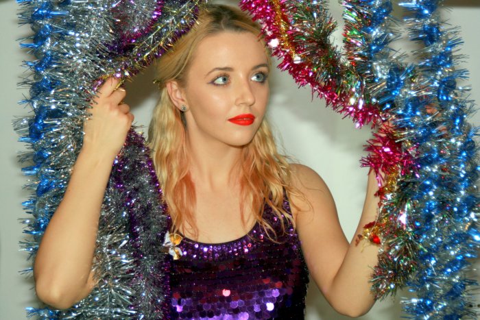 Девушка в новогодней мишуре