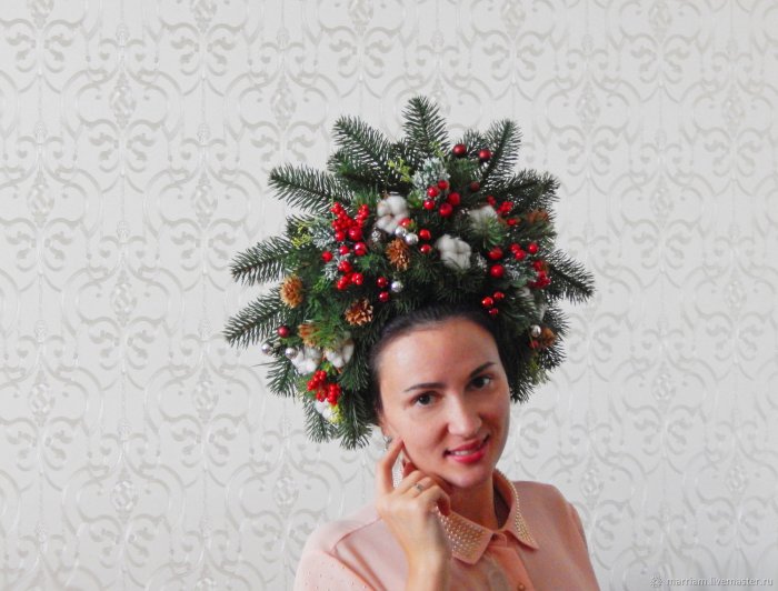 Венок на голову из еловых веток