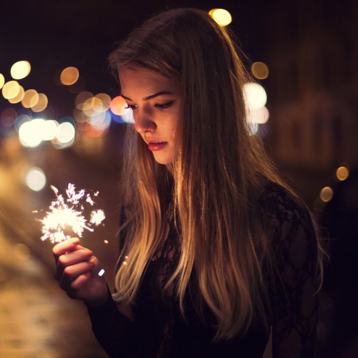 Девушка вечером