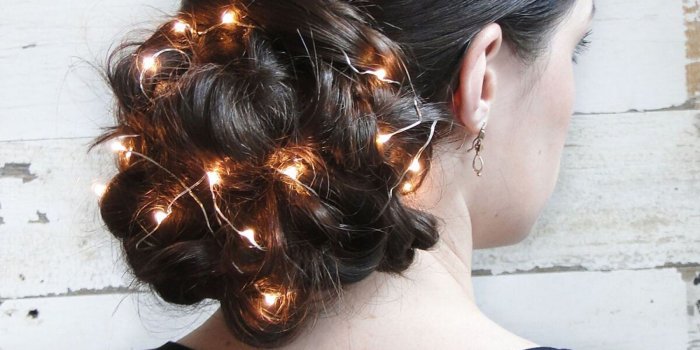 Прическа с гирляндой в волосах
