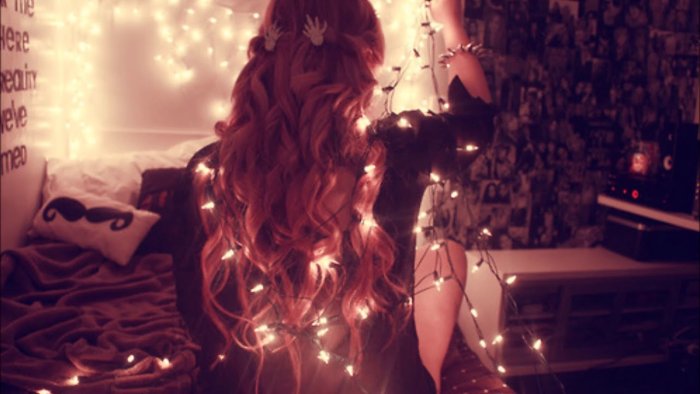 У девочке на волосах гирлянда