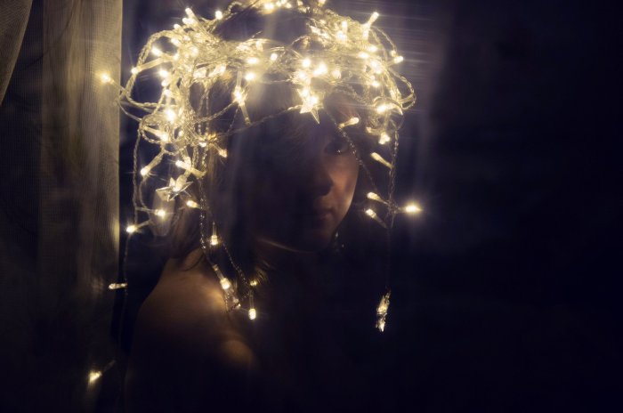 Блондинка с гирляндой