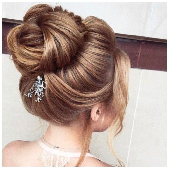 Прически на выпускной на длинные волосы