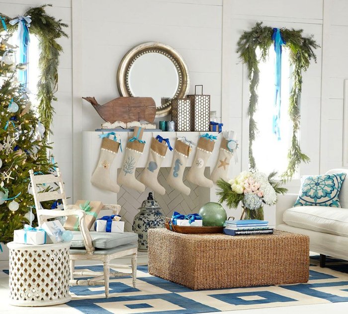 Белая елка украшенная