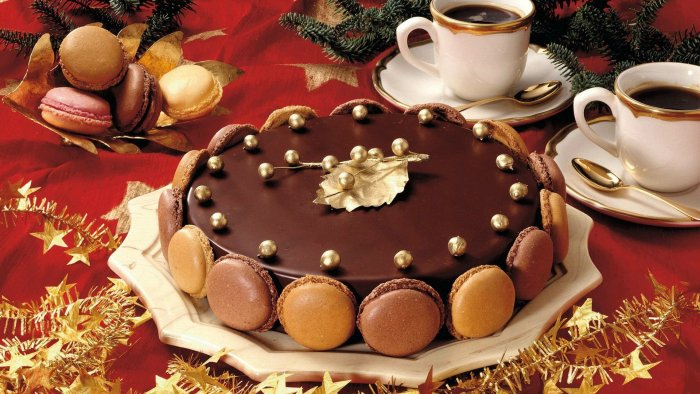 Торт украшенный пряничными домиками