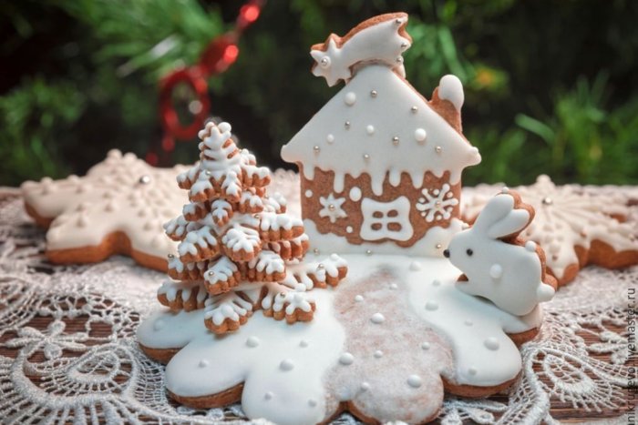 Новогодний торт со снежинками