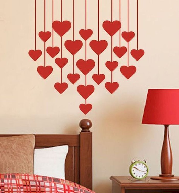 Украшение стены сердечками