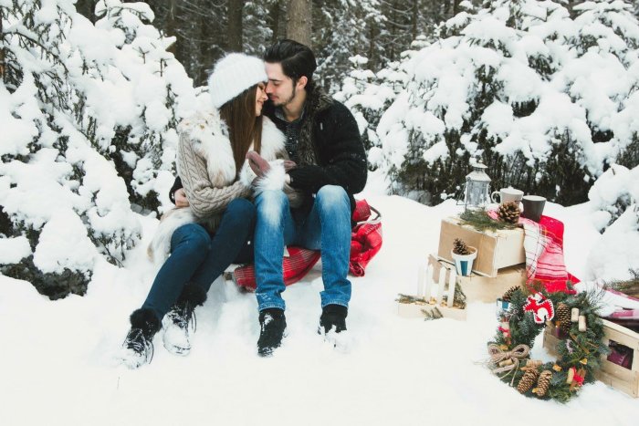 Романтик в лесу зимой