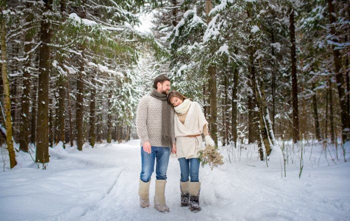 Пара в зимнем лесу