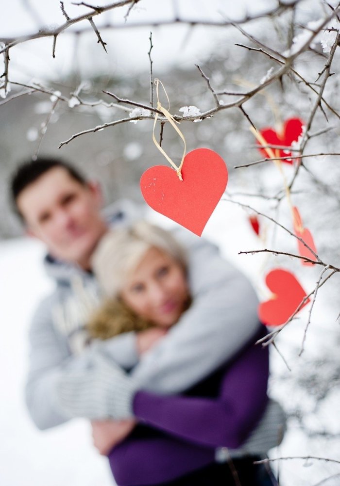 Фотосессия зимой с сердечками