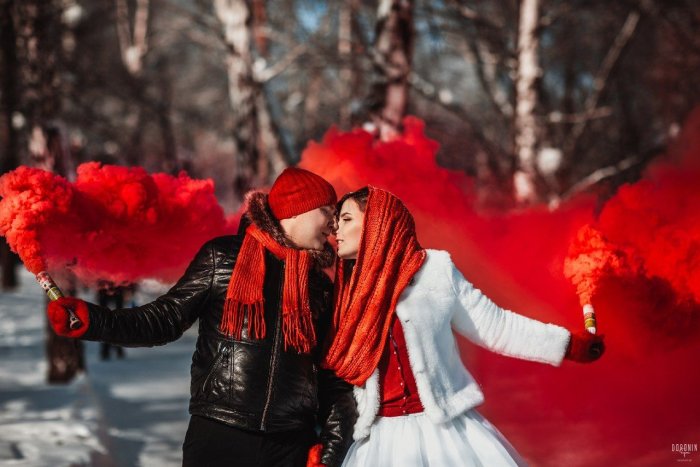 Зимняя фотосессия с цветным дымом