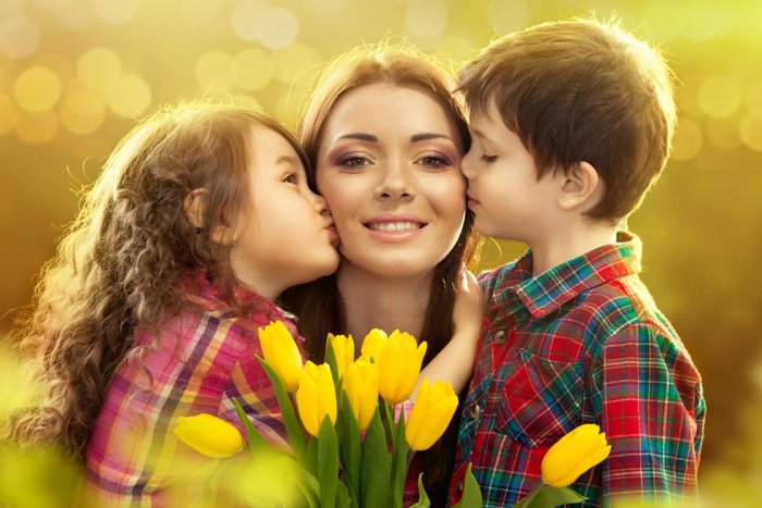Ребенок дарит цветы маме