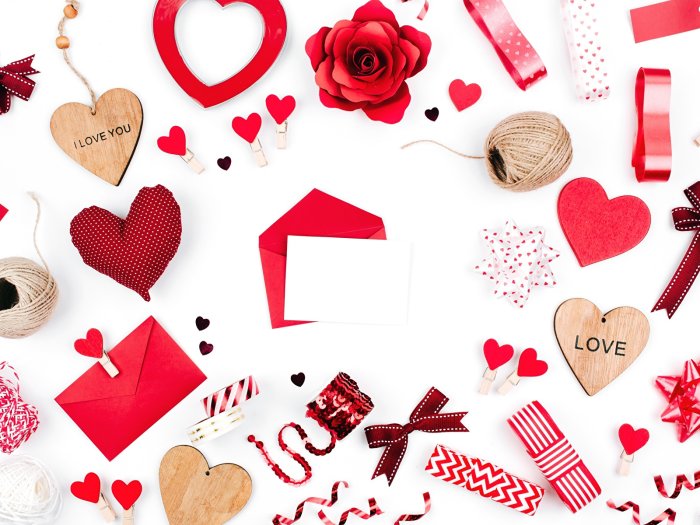 Красный фон с сердечками