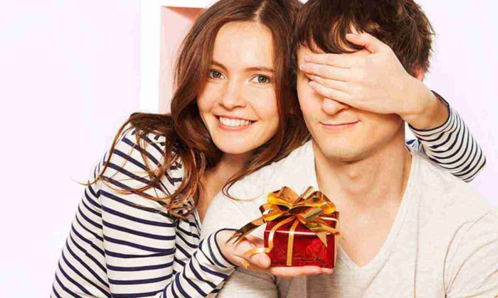 Пара дарит друг другу подарки