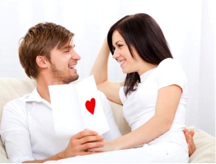 Парень дарит подарок