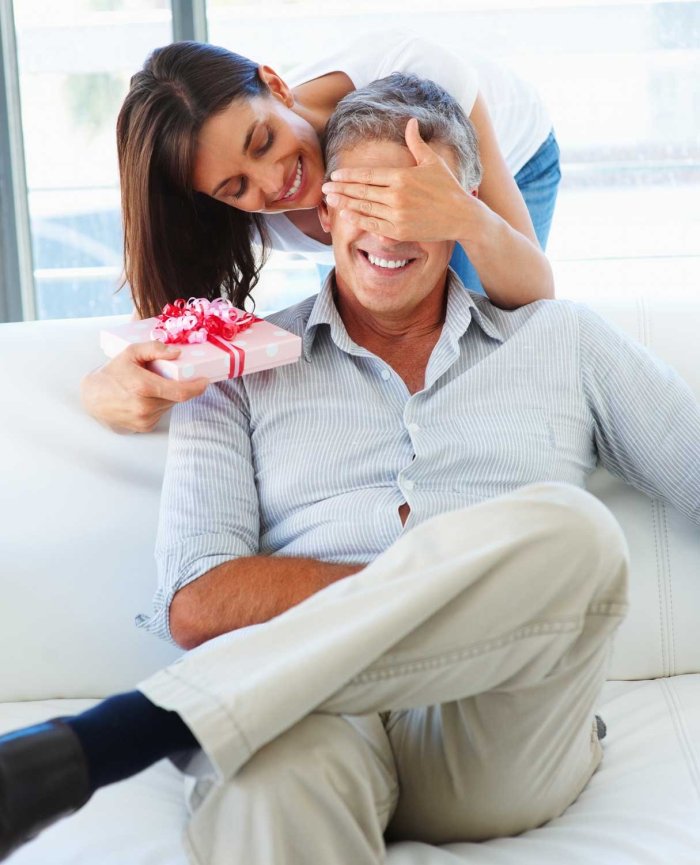 Парень дарит девушке подарок