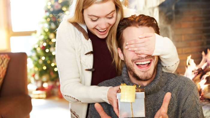 Два человека дарят друг другу призы