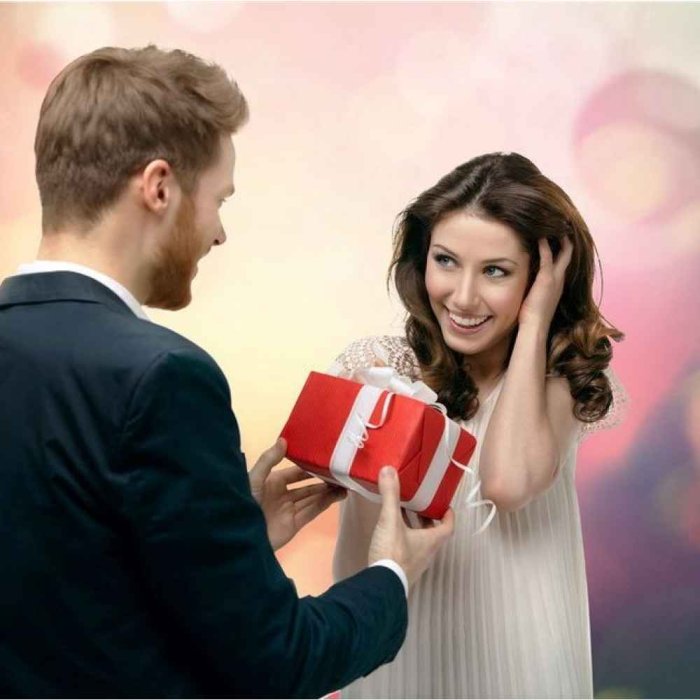 Мужчина и женщина обмениваются подарками