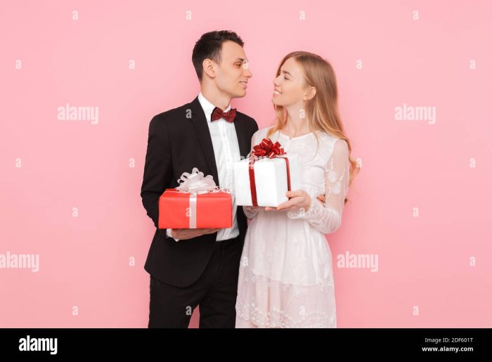 Парень дарит подарок