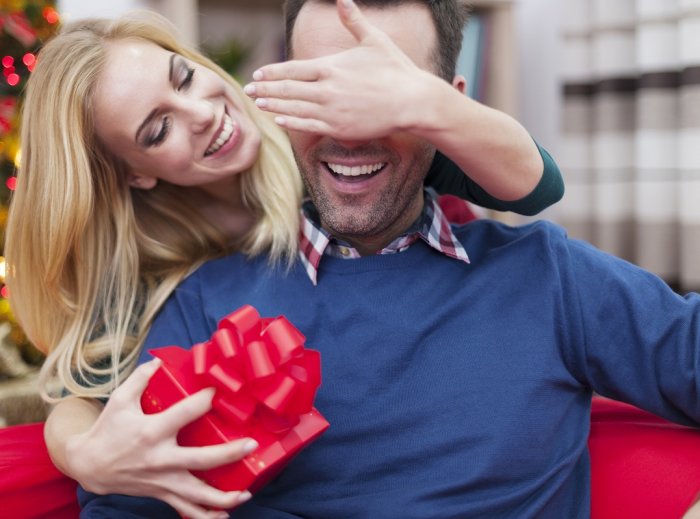 Мужчина дарит подарок женщине