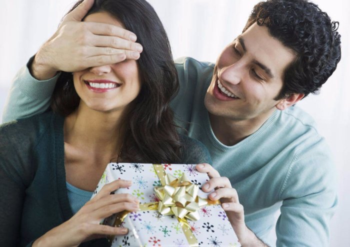 Мужчина дарит женщине